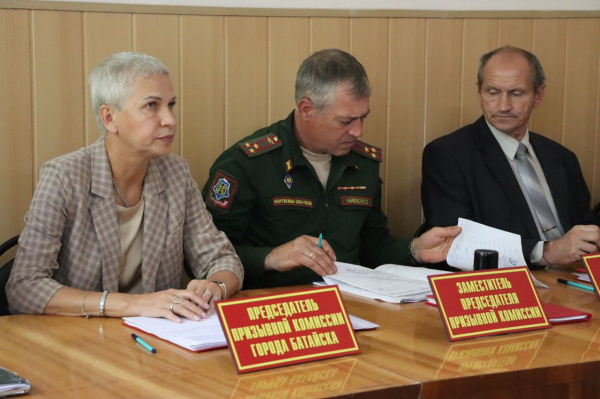 В Батайске продолжается осенний призыв