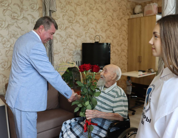 Роман Волошин поздравили Ивана Илларионовича Дерябина, ветерана Великой Отечественной войны, участника боев на Курской дуге с 80-летием Прохоровского сражения