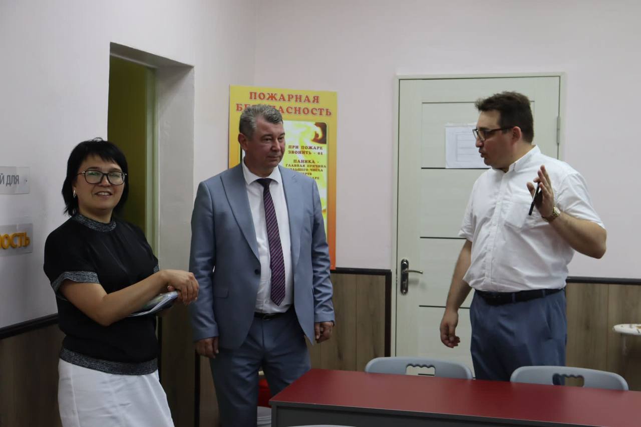 Роман Волошин проверил готовность образовательных учреждений Батайска к новому учебному году