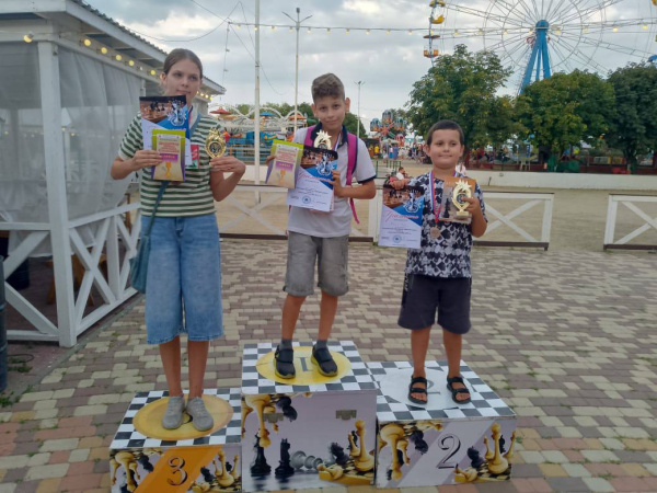 Юные шахматисты из Батайска отличились на фестивале «Ейский дебют»