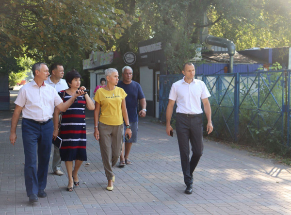 В Батайске в городском парке увеличат кратность уборки мусора