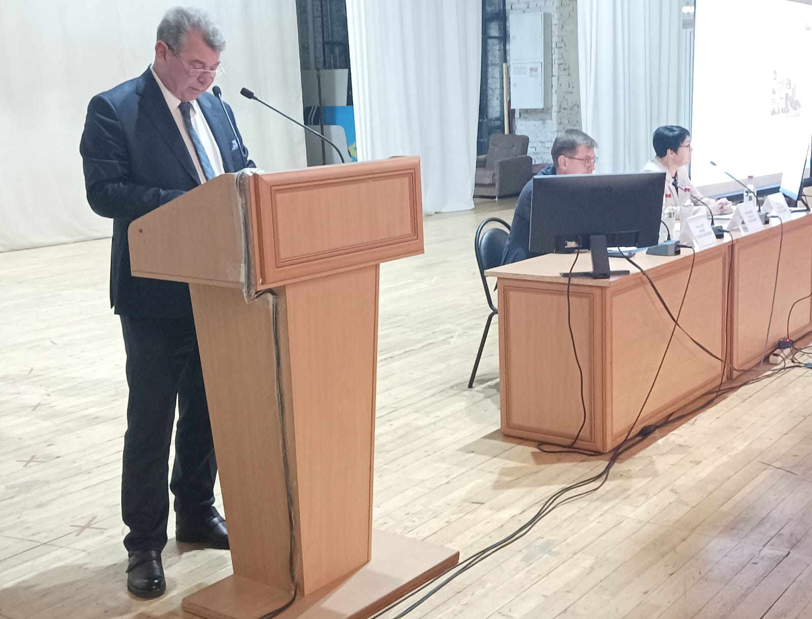 Роман Волошин выступил с отчетом о деятельности администрации
