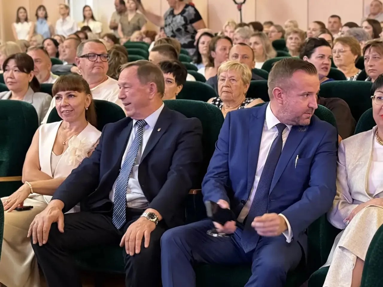 В городском культурно-досуговом центре прошла торжественная церемония награждения медалистов. Почетными гостями мероприятия стали представители общественного Совета при Администрации города Батайска. Председатель Совета Валерий Алексеевич Симоненко обратился к виновникам торжества с напутственной речью, пожелав ребятам не останавливаться на достигнутом и с гордостью нести звание выпускника Батайска. В этом году из более чем 500 выпускников 11-х классов высокие награды получил 151 человек. Обладателями золотых медалей стали 72 выпускника, серебряных — 54. Кроме того, 27 ребят удостоены региональной награды «За особые успехи выпускнику Дона». Особой гордостью города стали 8 стобалльников. Максимальные баллы на ЕГЭ батайские школьники получили по литературе, русскому языку, физике, обществознанию и биологии. Поздравляем выпускников и их наставников с блестящими результатами!