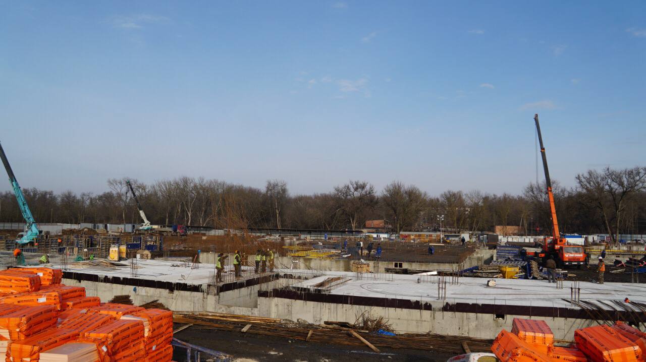 В Батайске строители завершили возведение цокольного этажа новой школы в Авиагородке