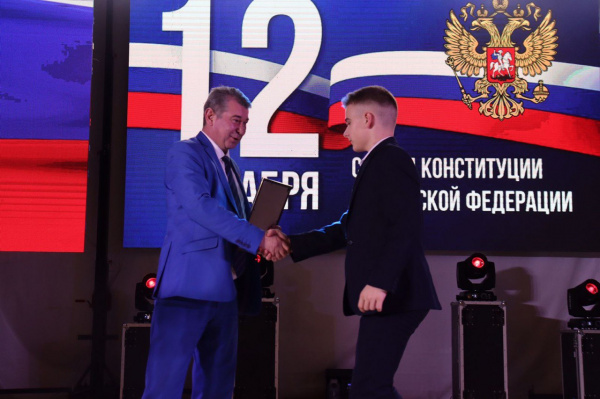 В Батайске, в День Конституции, вручили первые паспорта юным батайчанам