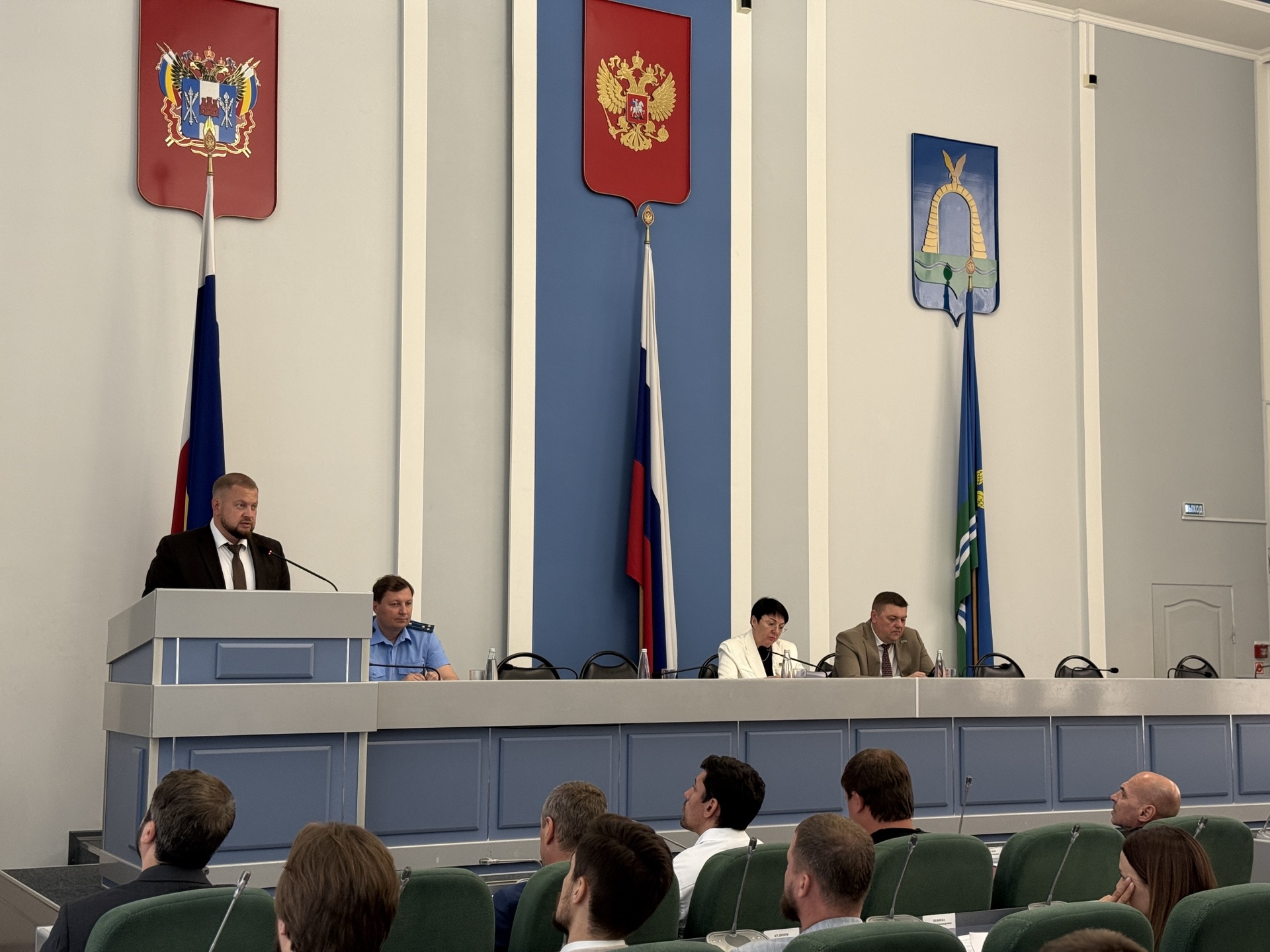 На заседании Батайской городской Думы глава города Батайска Валентин Кукин представил депутатам ежегодный отчёт о работе администрации за 2025 год