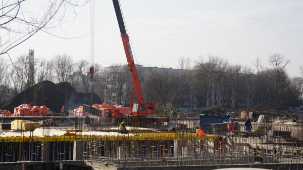 В Батайске строители завершили возведение цокольного этажа новой школы в Авиагородке